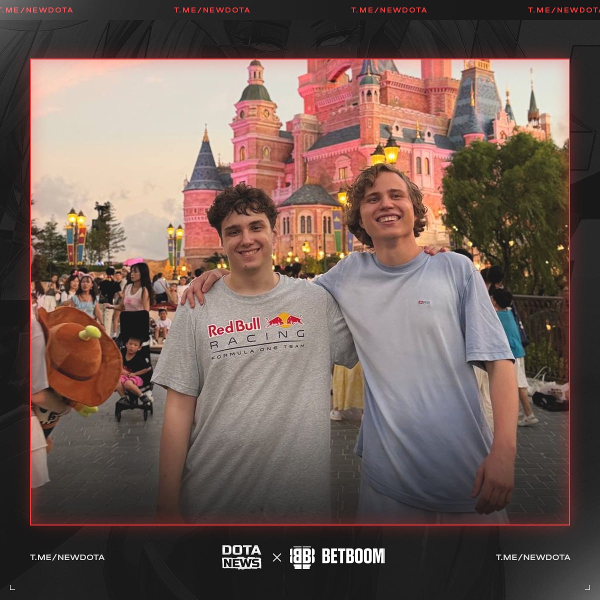 Noticed и Larl посетили Диснейленд в Китае