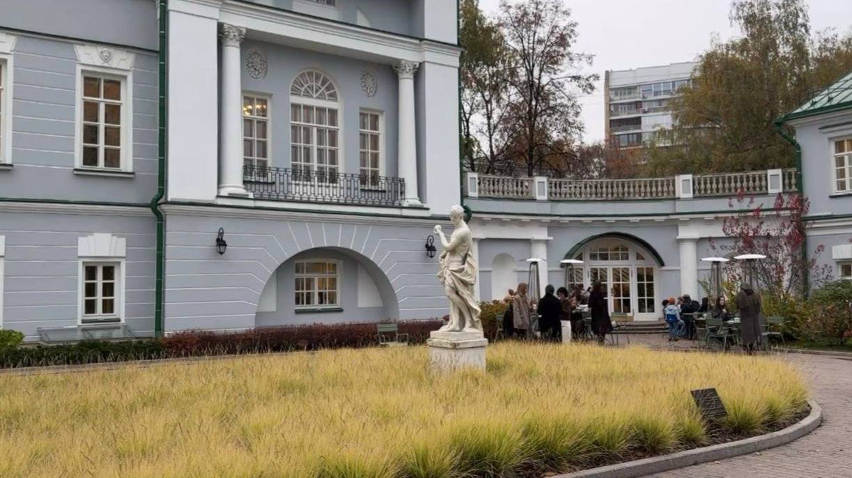 Кинопоказы, лекции и гастроновости
